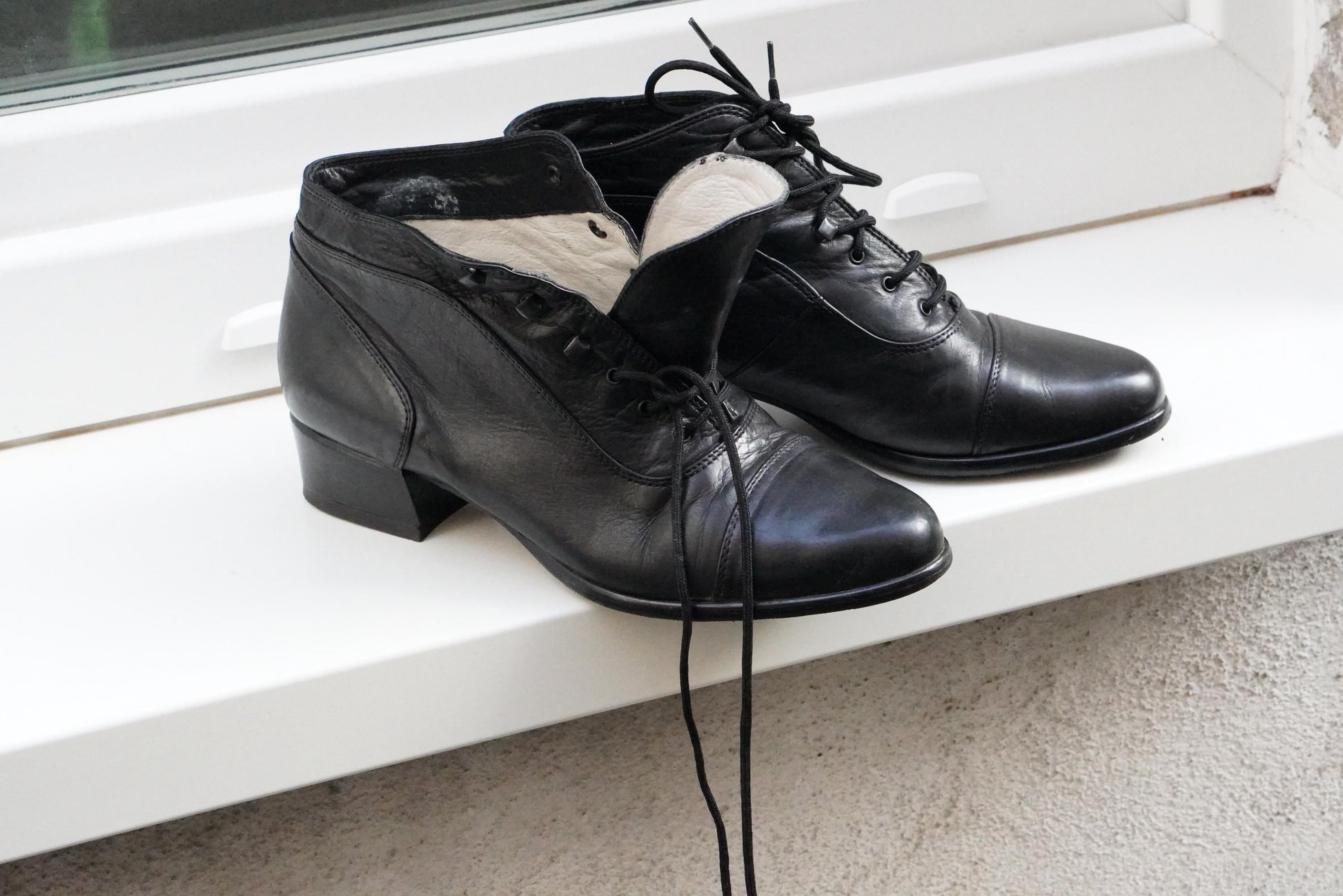 Vintage Andrea Sabatini Black Leather Lace Up Boots Italian Pointed Toe Ankle Boots