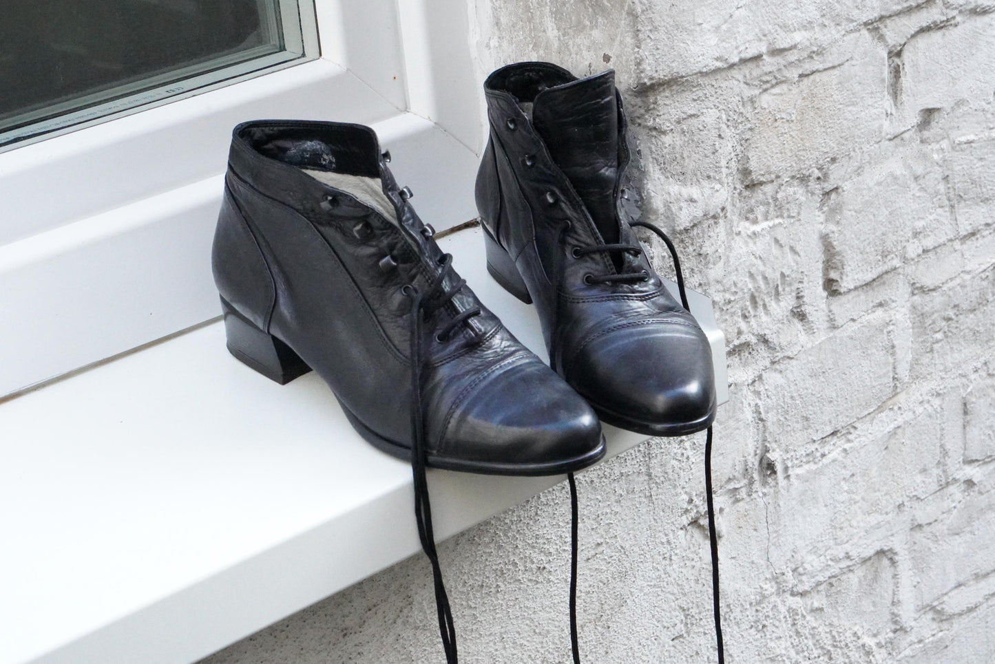 Vintage Andrea Sabatini Black Leather Lace Up Boots Italian Pointed Toe Ankle Boots