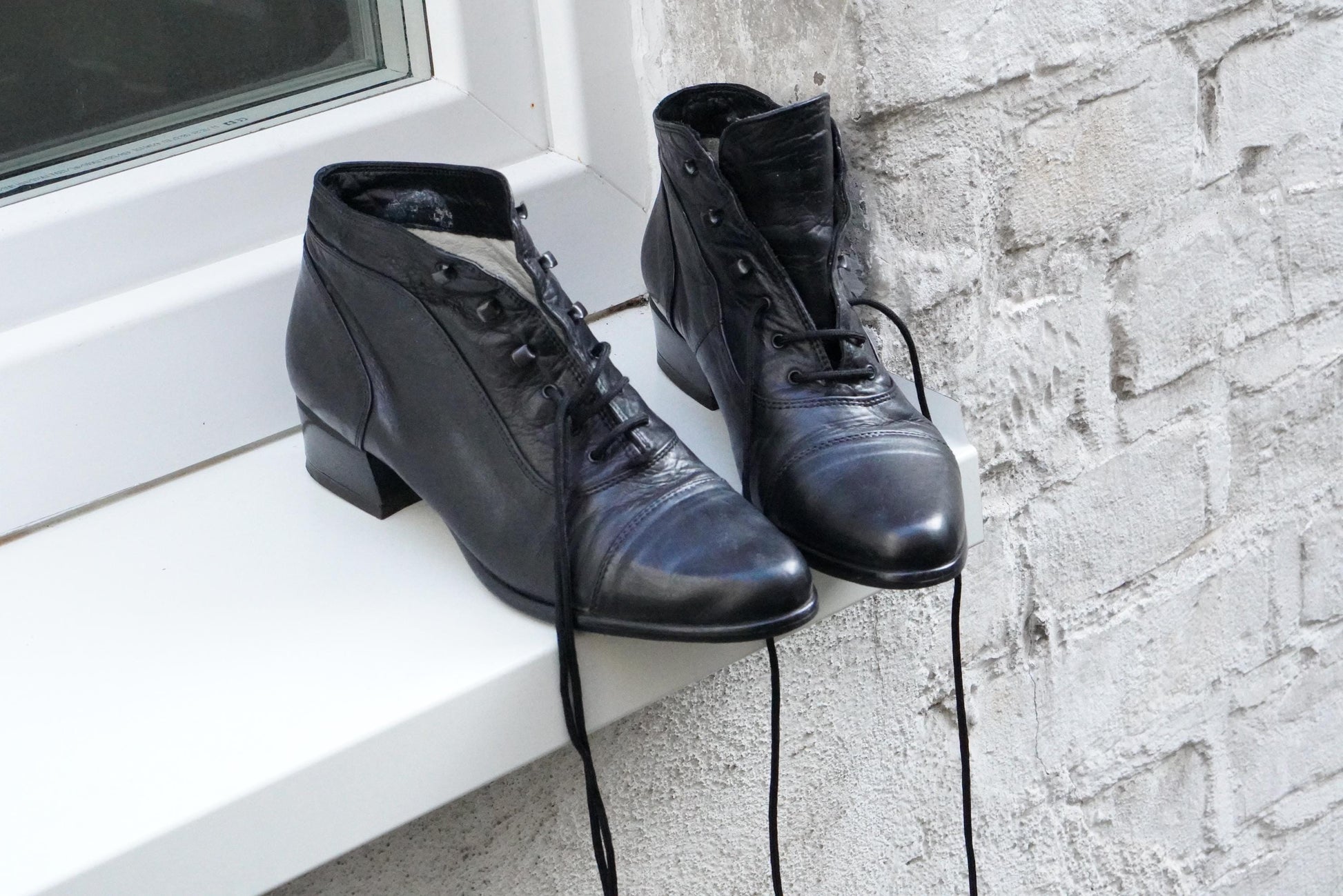 Vintage Andrea Sabatini Black Leather Lace Up Boots Italian Pointed Toe Ankle Boots