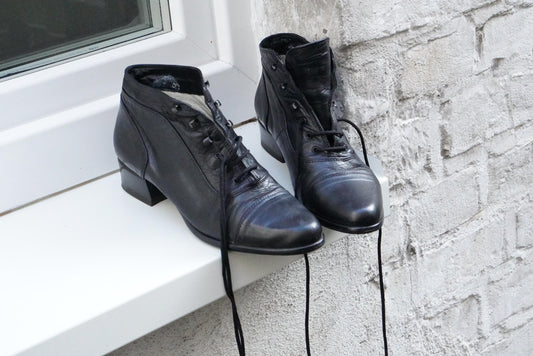 Vintage Andrea Sabatini Black Leather Lace Up Boots Italian Pointed Toe Ankle Boots