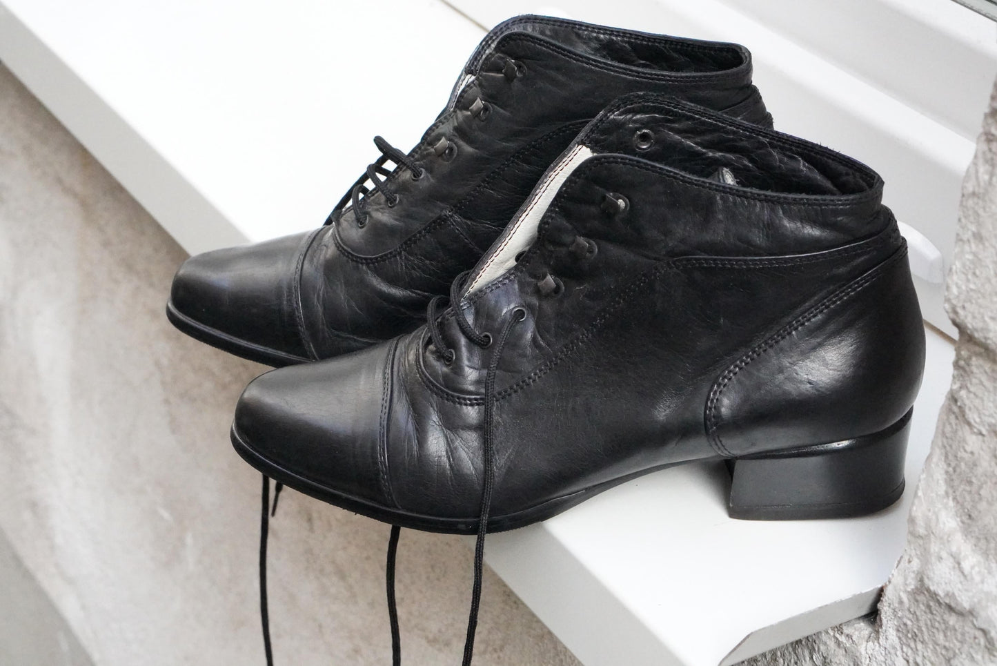 Vintage Andrea Sabatini Black Leather Lace Up Boots Italian Pointed Toe Ankle Boots
