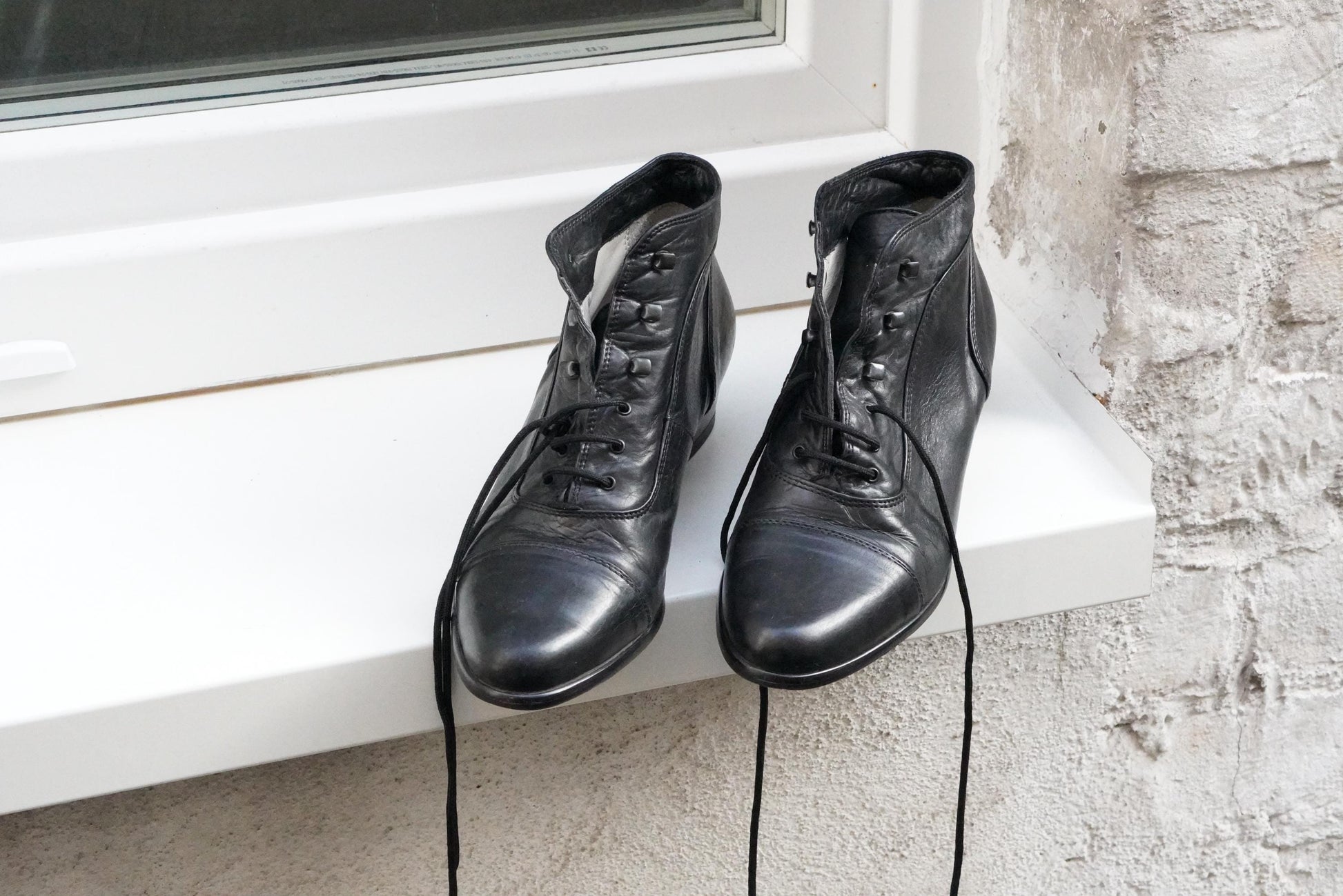 Vintage Andrea Sabatini Black Leather Lace Up Boots Italian Pointed Toe Ankle Boots