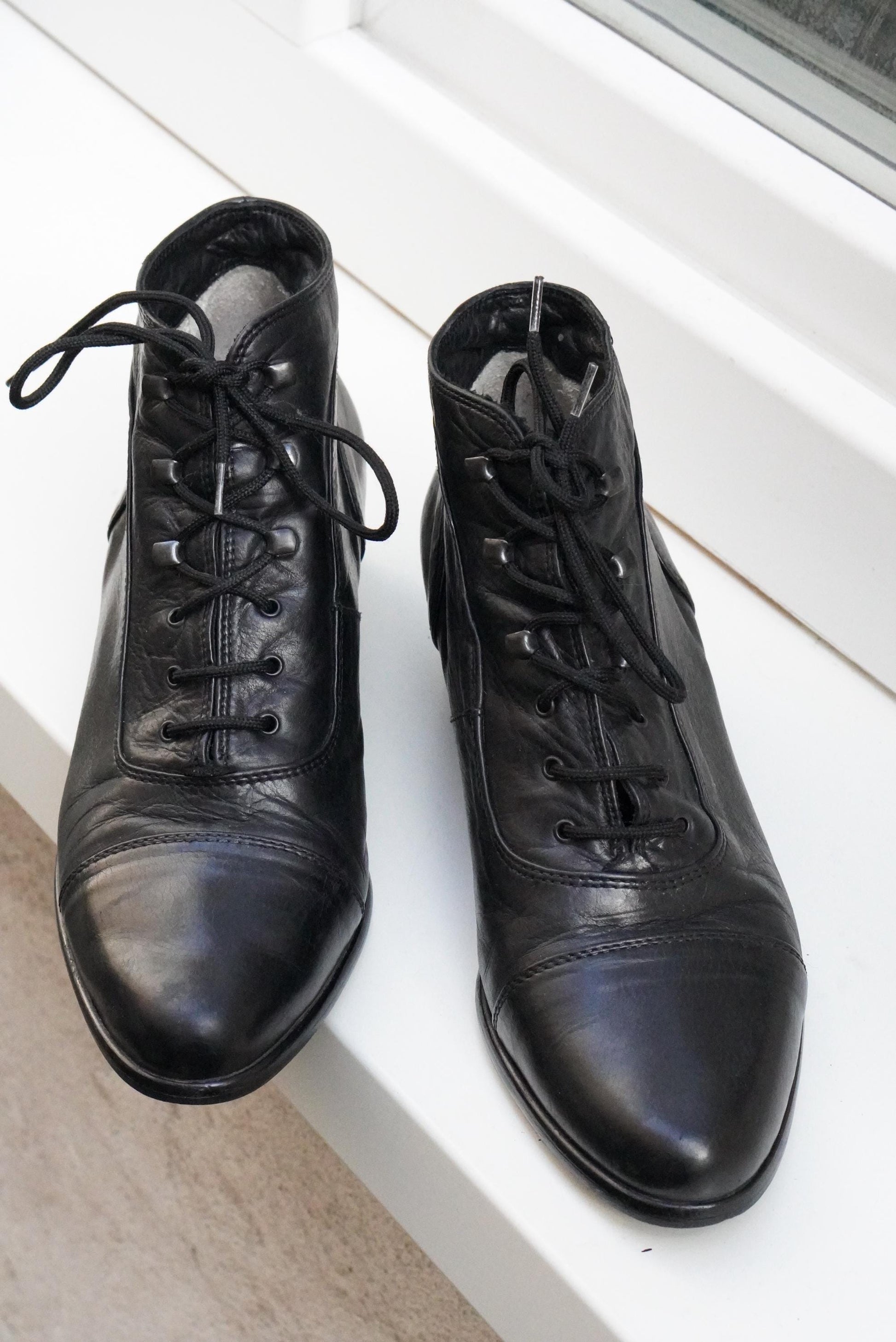 Vintage Andrea Sabatini Black Leather Lace Up Boots Italian Pointed Toe Ankle Boots