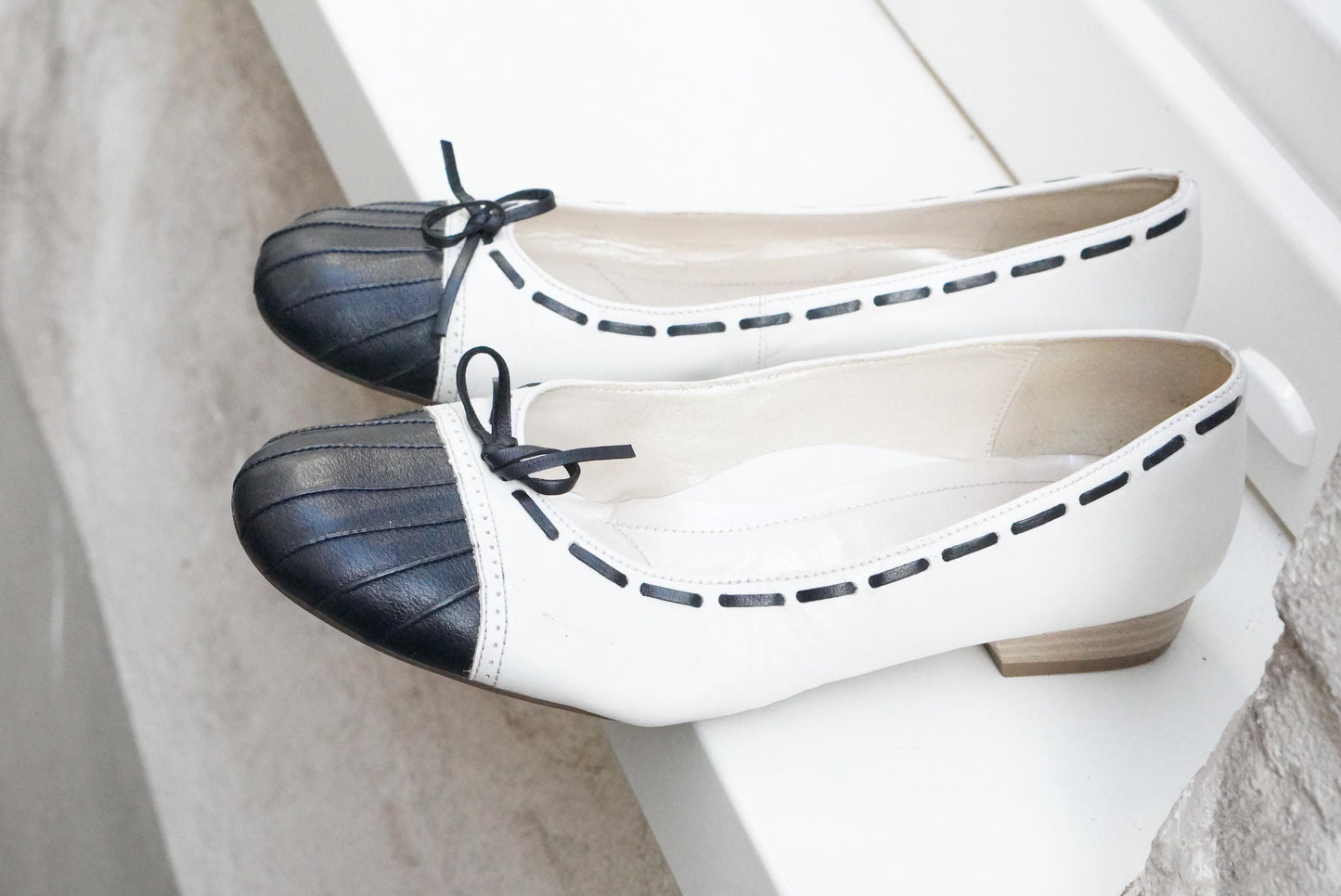 Vintage Two Tone Ballerina Flats 90s White Leather Black Cap Toe Bow Detail Shoes