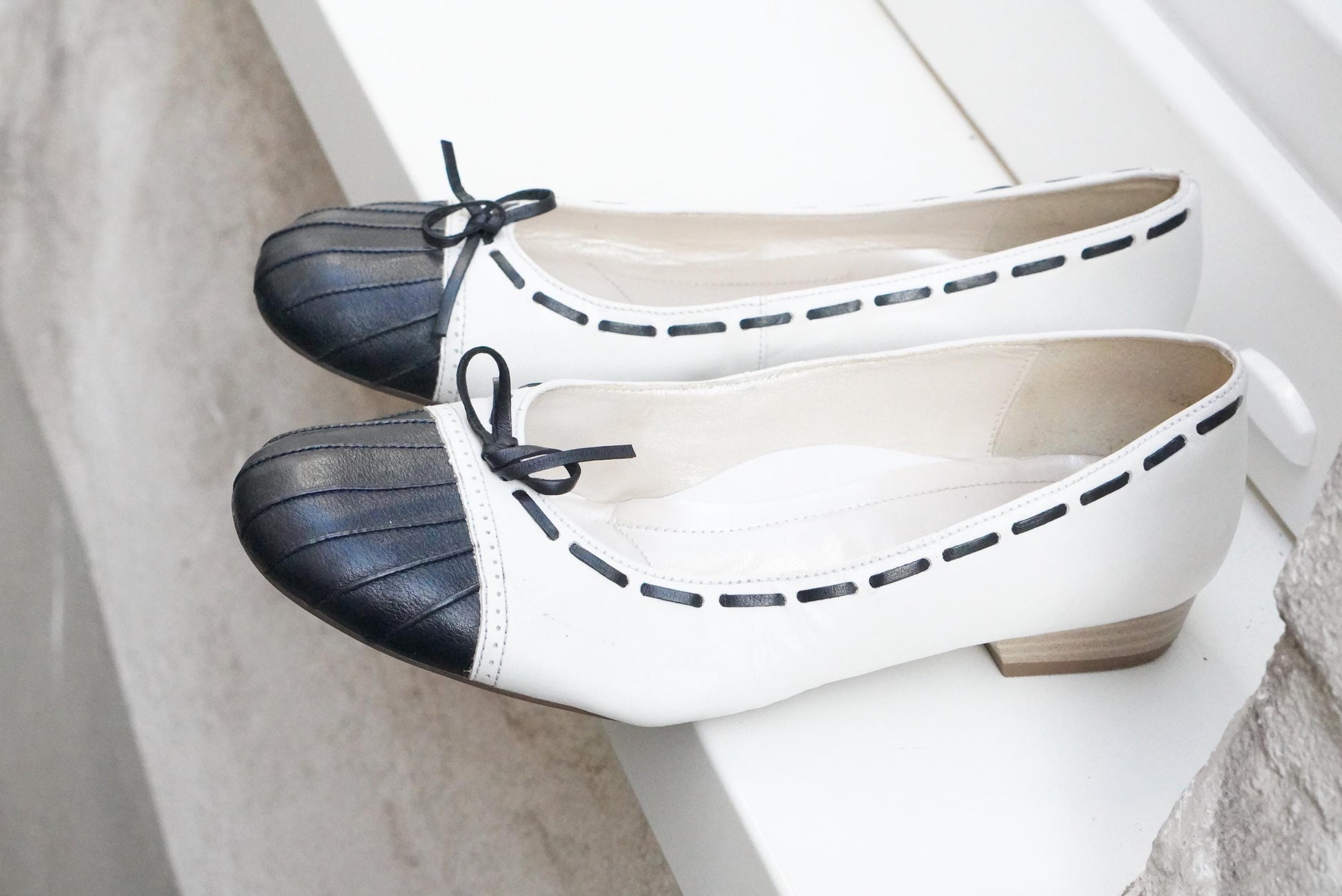 Vintage Two Tone Ballerina Flats 90s White Leather Black Cap Toe Bow Detail Shoes