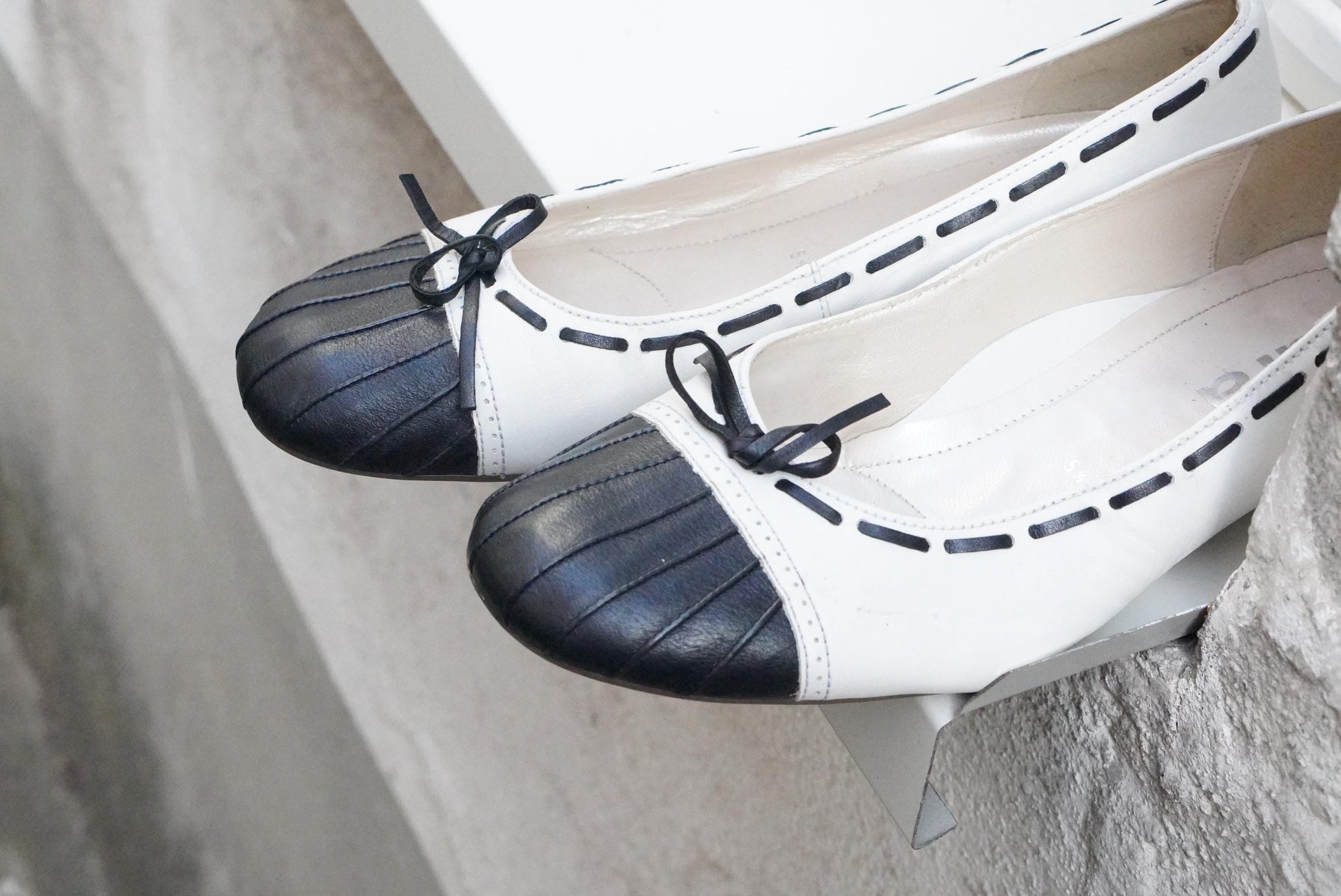 Vintage Two Tone Ballerina Flats 90s White Leather Black Cap Toe Bow Detail Shoes