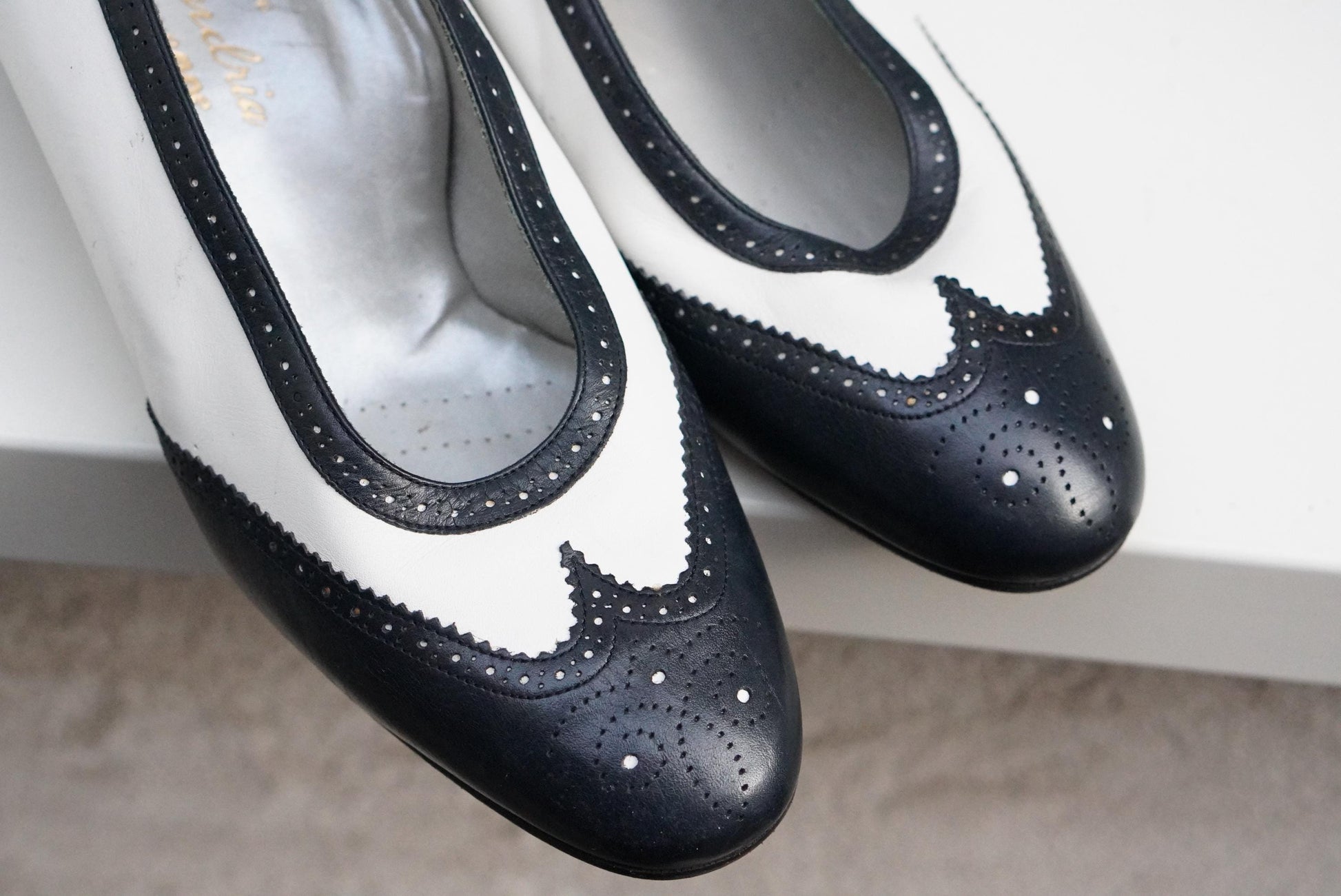 Vintage Two Tone Spectator Pumps Italian Leather Wingtip Brogue Low Heel Size 5.5