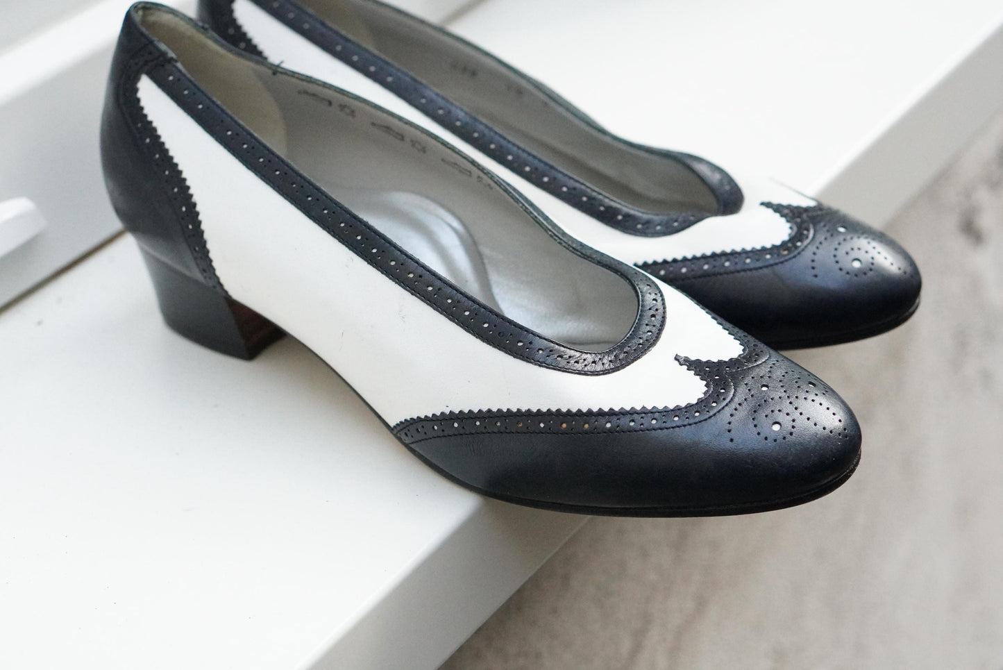 Vintage Two Tone Spectator Pumps Italian Leather Wingtip Brogue Low Heel Size 5.5