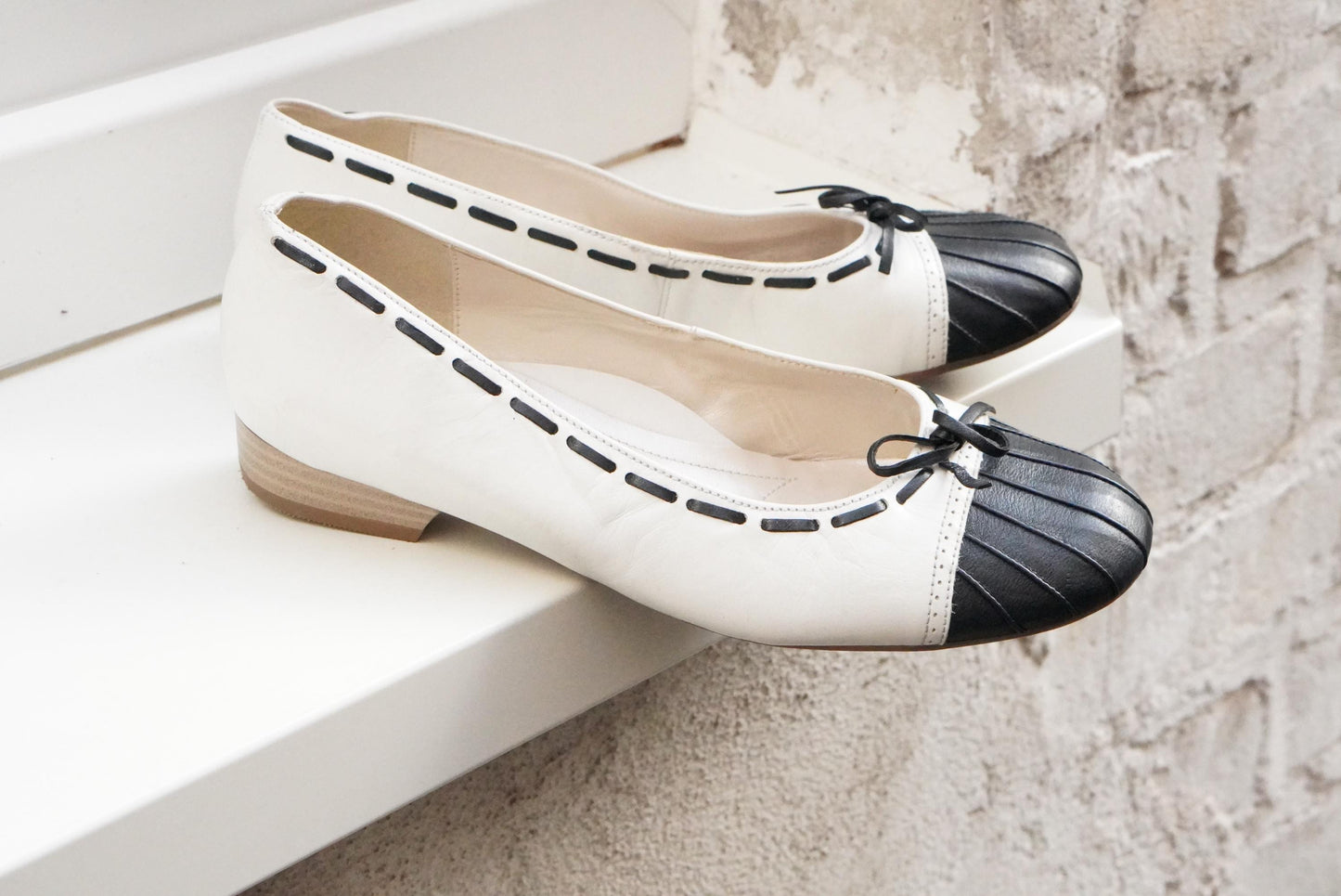 Vintage Two Tone Ballerina Flats 90s White Leather Black Cap Toe Bow Detail Shoes