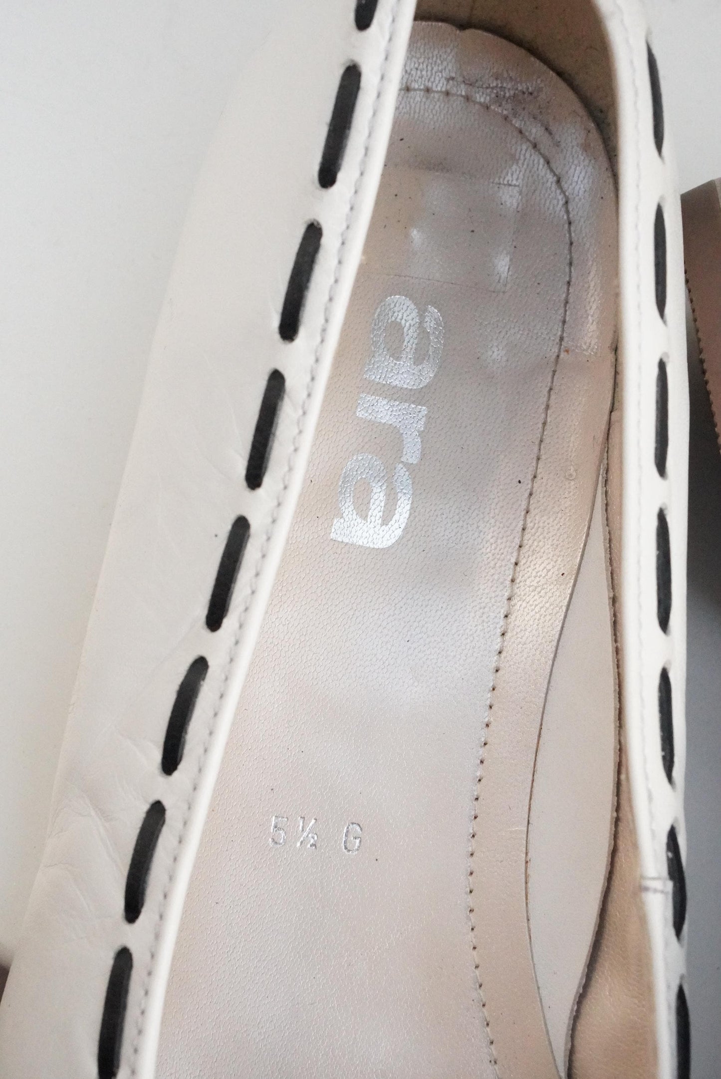 Vintage Two Tone Ballerina Flats 90s White Leather Black Cap Toe Bow Detail Shoes