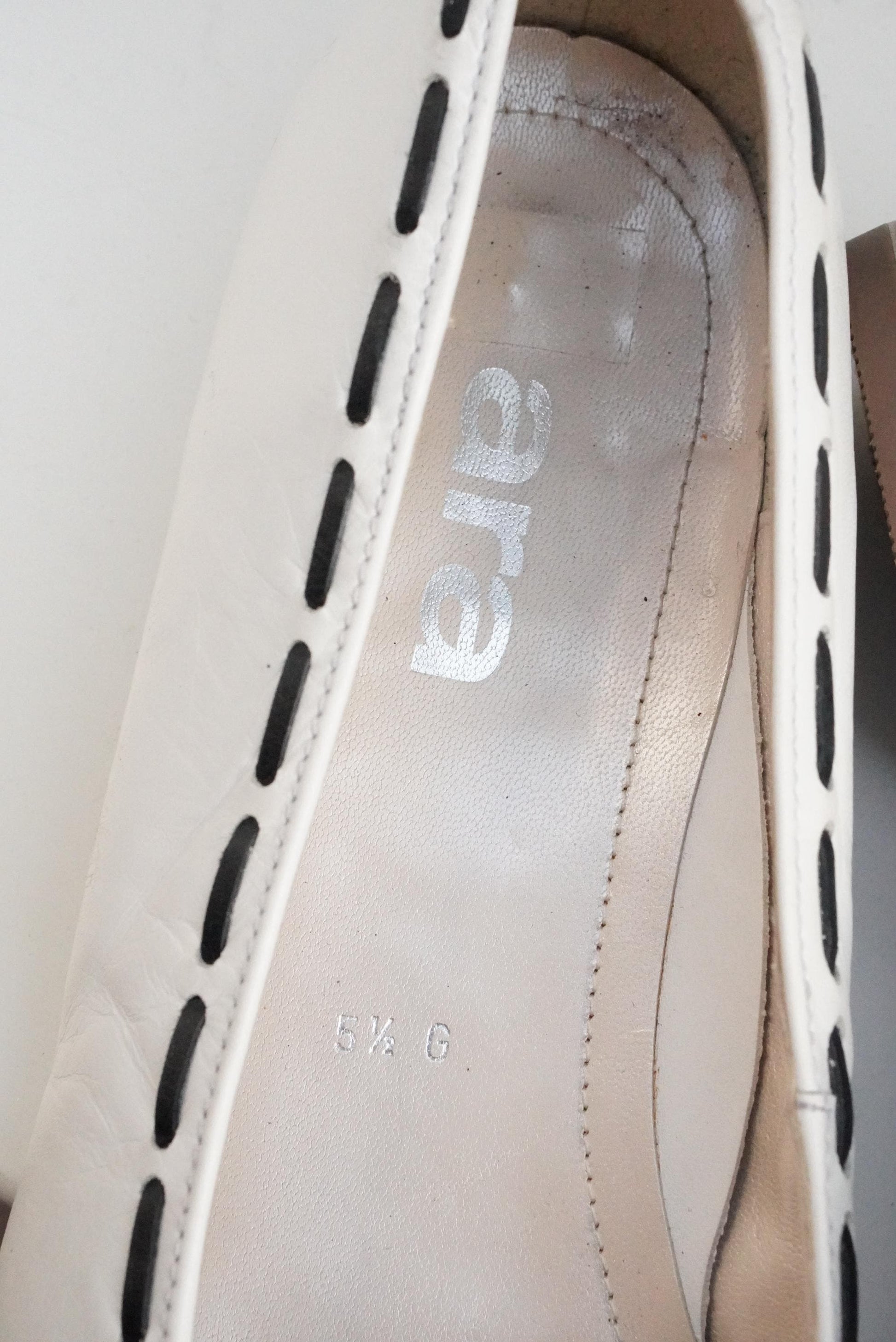 Vintage Two Tone Ballerina Flats 90s White Leather Black Cap Toe Bow Detail Shoes