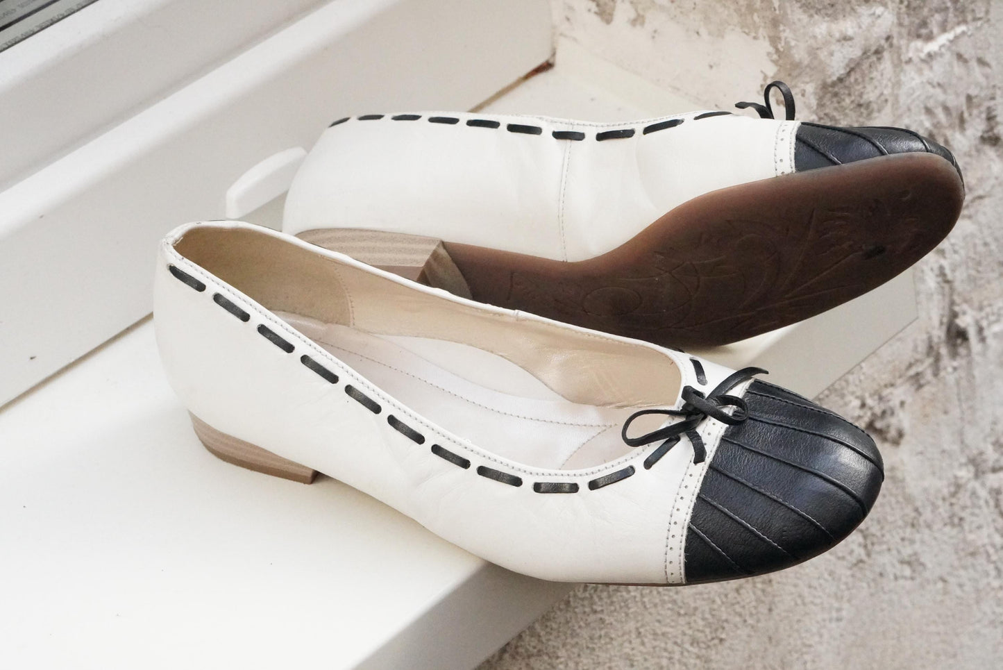Vintage Two Tone Ballerina Flats 90s White Leather Black Cap Toe Bow Detail Shoes