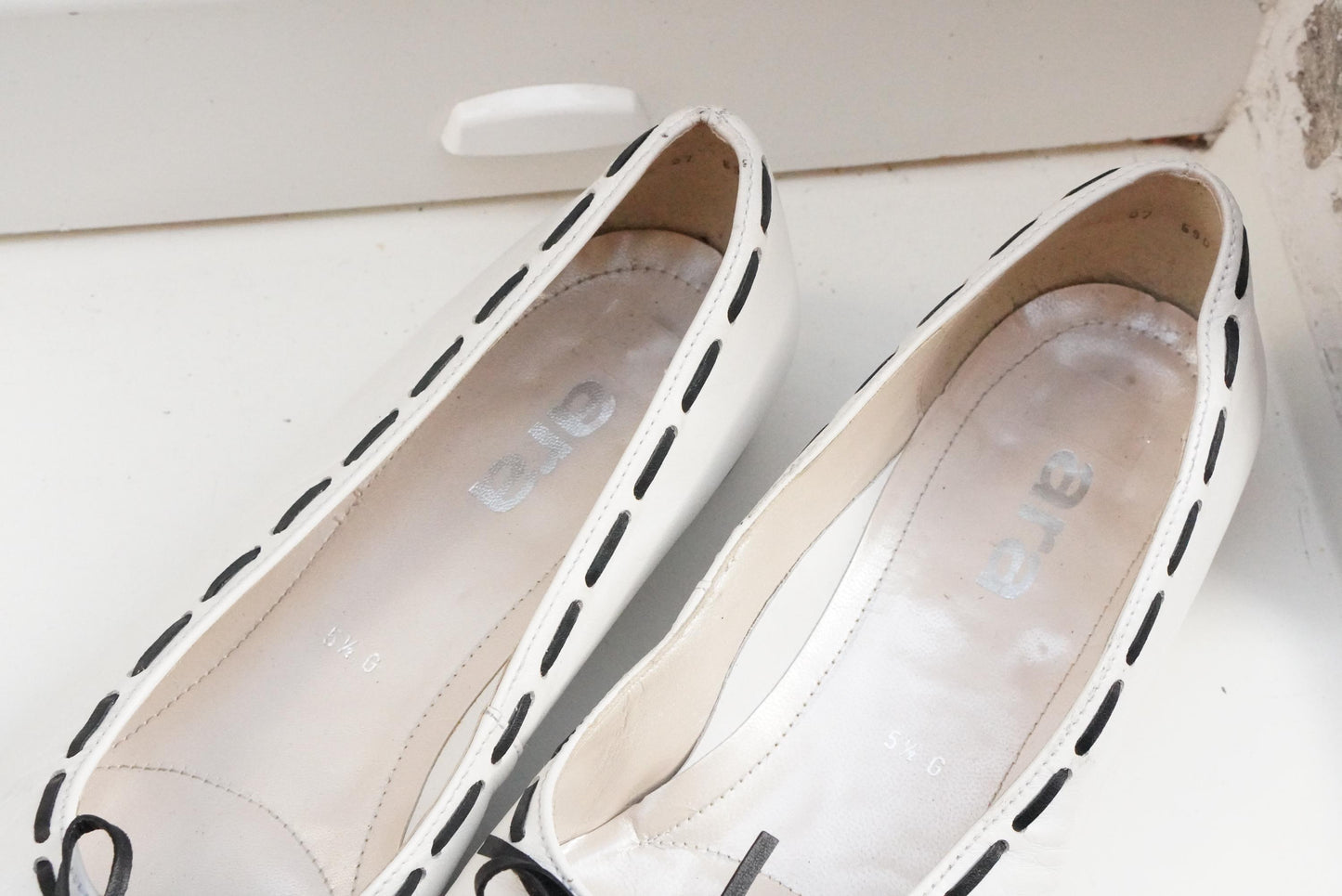 Vintage Two Tone Ballerina Flats 90s White Leather Black Cap Toe Bow Detail Shoes