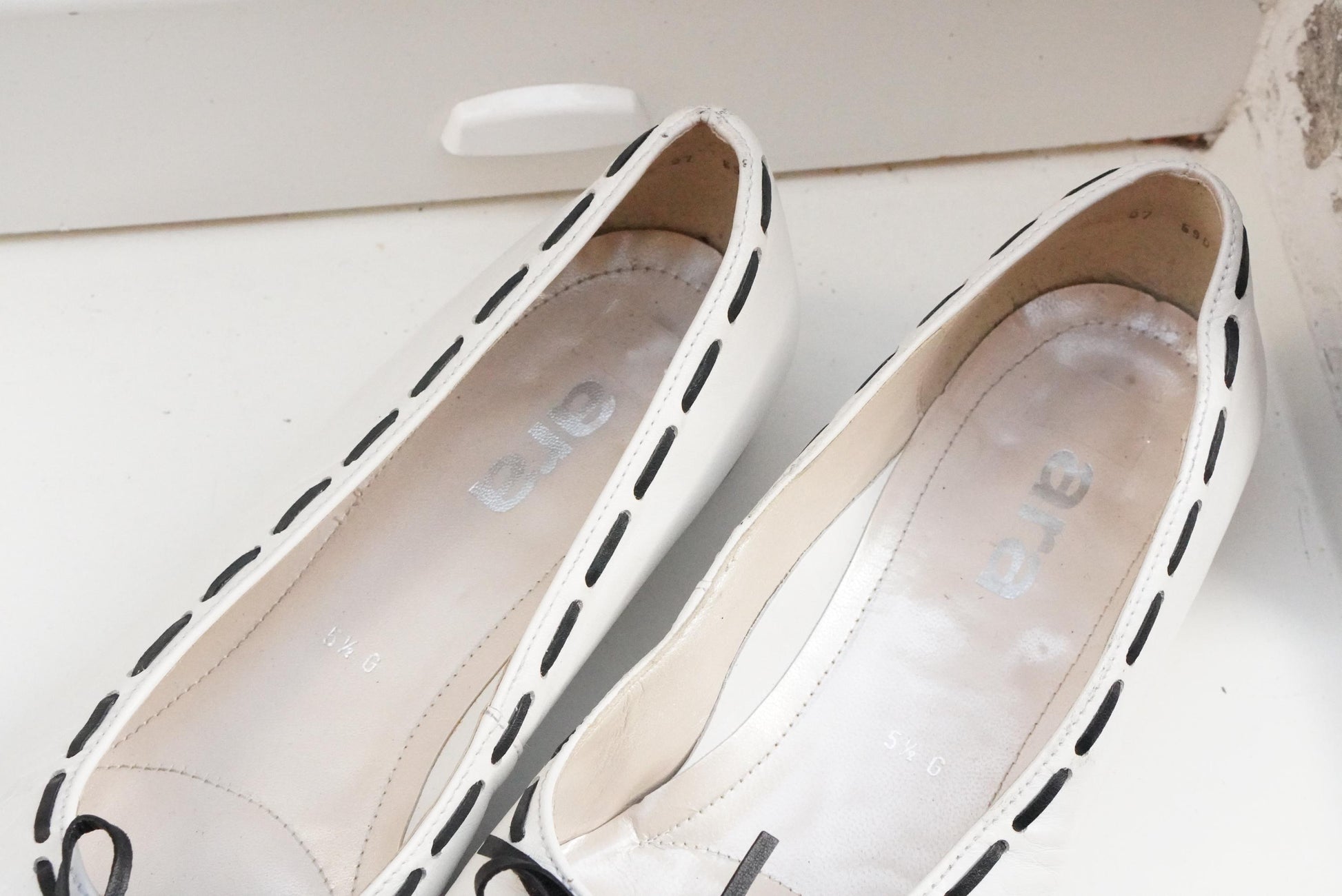 Vintage Two Tone Ballerina Flats 90s White Leather Black Cap Toe Bow Detail Shoes