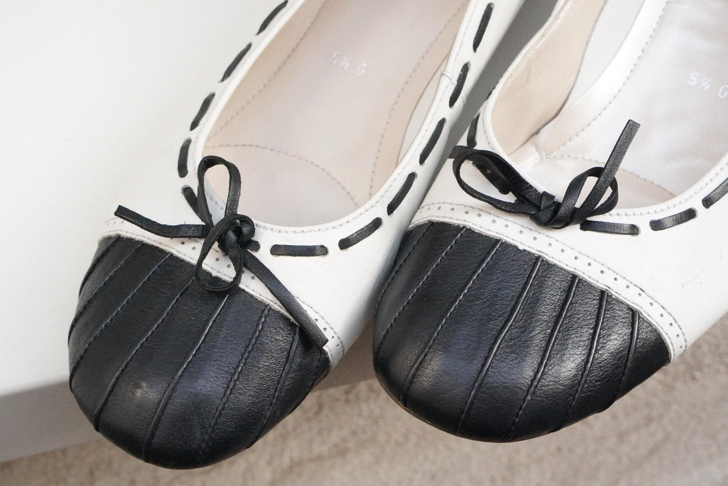 Vintage Two Tone Ballerina Flats 90s White Leather Black Cap Toe Bow Detail Shoes