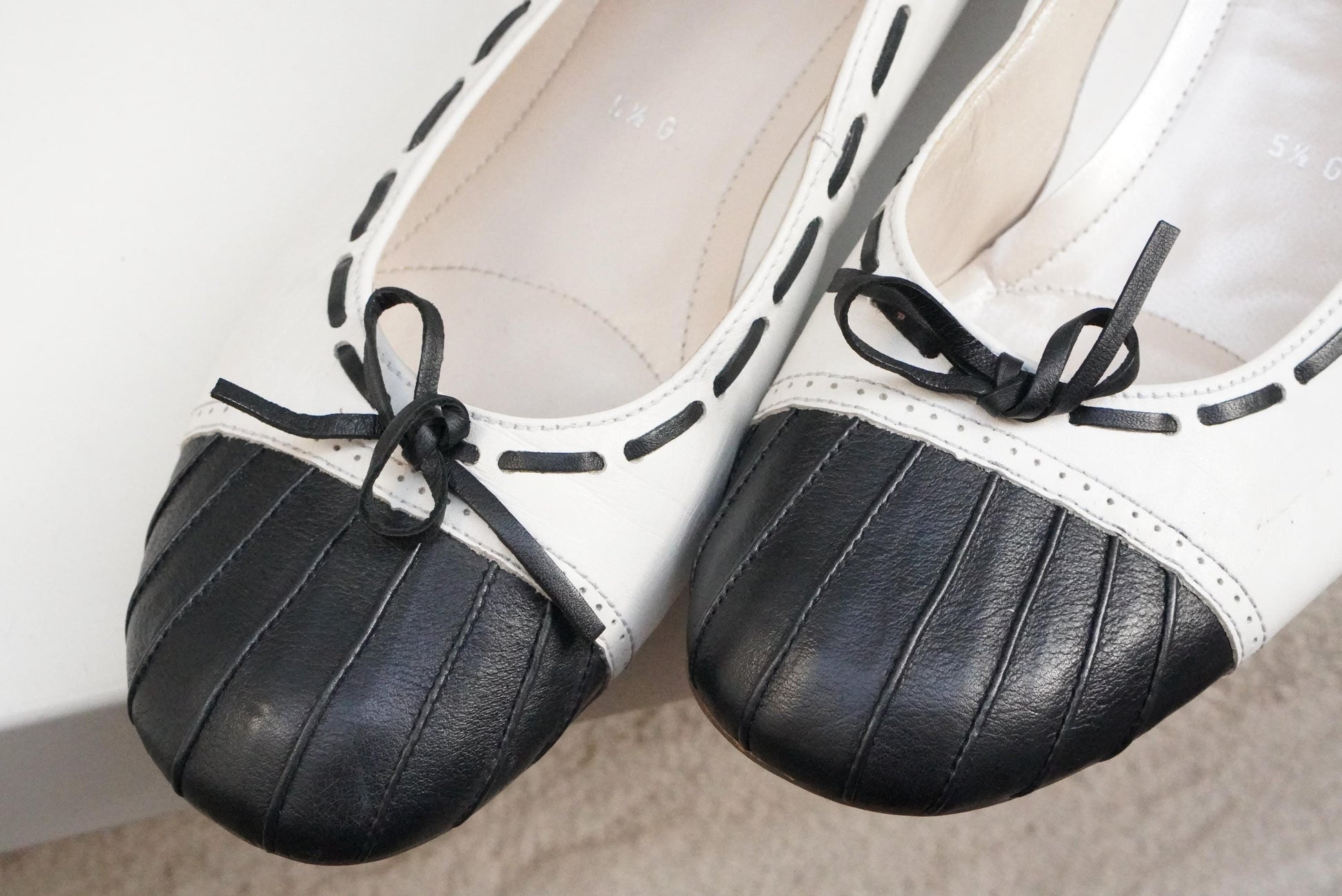 Vintage Two Tone Ballerina Flats 90s White Leather Black Cap Toe Bow Detail Shoes
