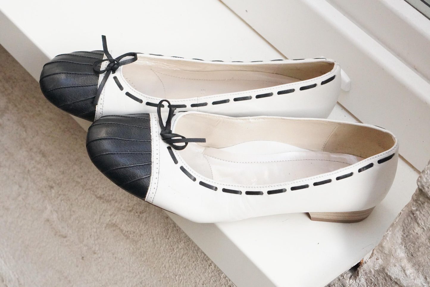 Vintage Two Tone Ballerina Flats 90s White Leather Black Cap Toe Bow Detail Shoes