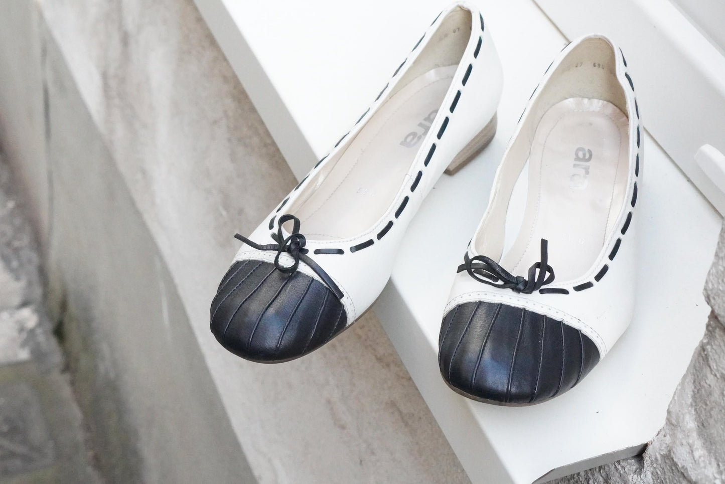 Vintage Two Tone Ballerina Flats 90s White Leather Black Cap Toe Bow Detail Shoes