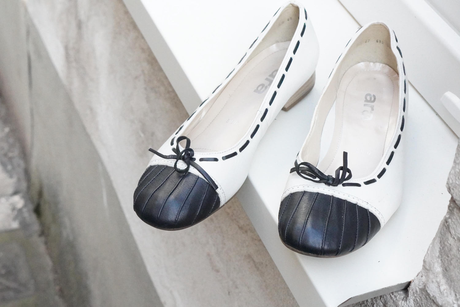 Vintage Two Tone Ballerina Flats 90s White Leather Black Cap Toe Bow Detail Shoes