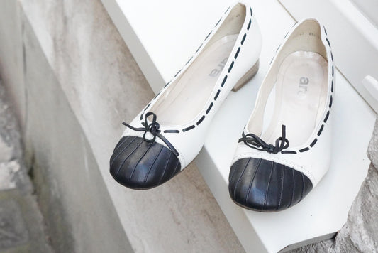 Vintage Two Tone Ballerina Flats 90s White Leather Black Cap Toe Bow Detail Shoes