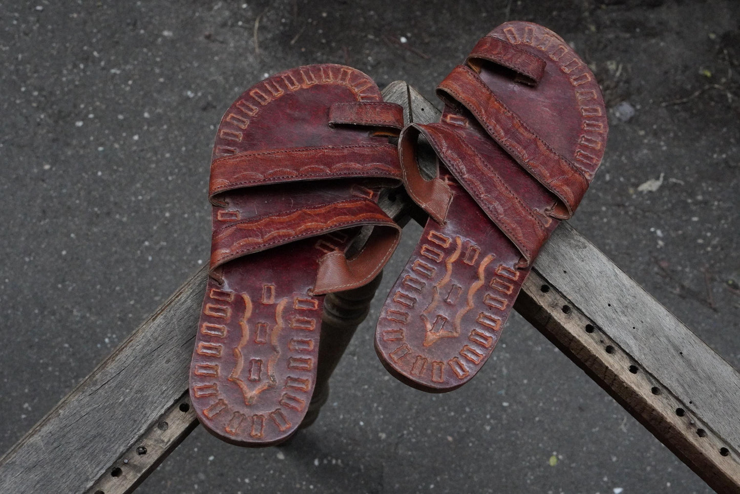 Vintage Leather Sandals Brown Handmade Slides Toe Loop Strappy Bohemian Ethic 7 8