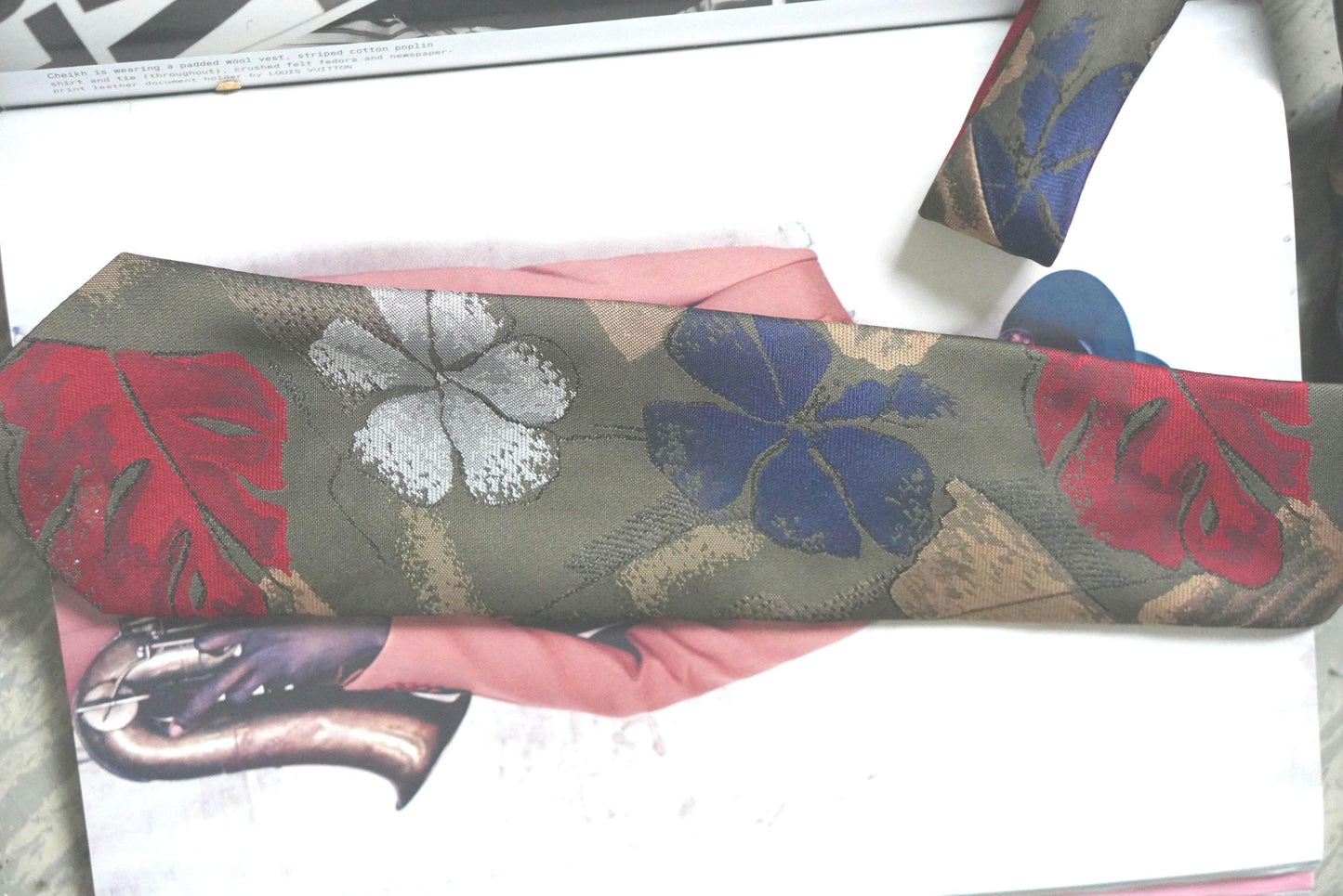 Vintage Atelier Torino Tie 90s Tropical Floral Red Blue Monstera Leaf Pattern
