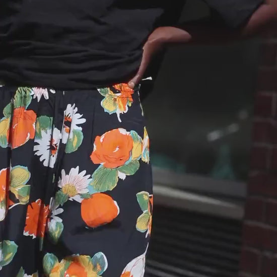 Vintage Floral Capri Pants – 90s High Waist Black Cropped Trousers with Orange & White Daisy Print – Cottagecore Summer Fashion