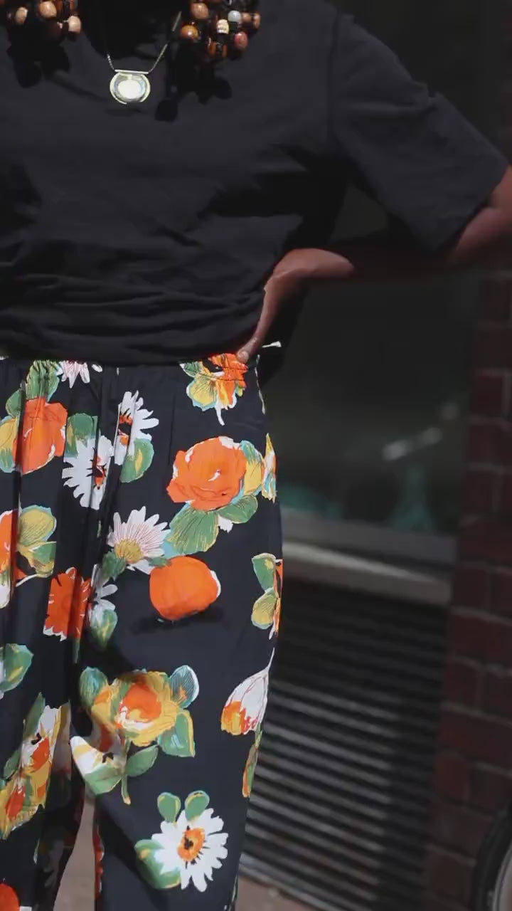 Vintage Floral Capri Pants – 90s High Waist Black Cropped Trousers with Orange & White Daisy Print – Cottagecore Summer Fashion
