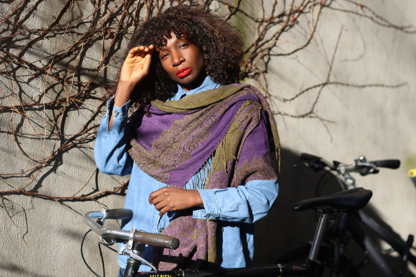 The Reversible Paisley Jacquard Stole - Violet & Moss