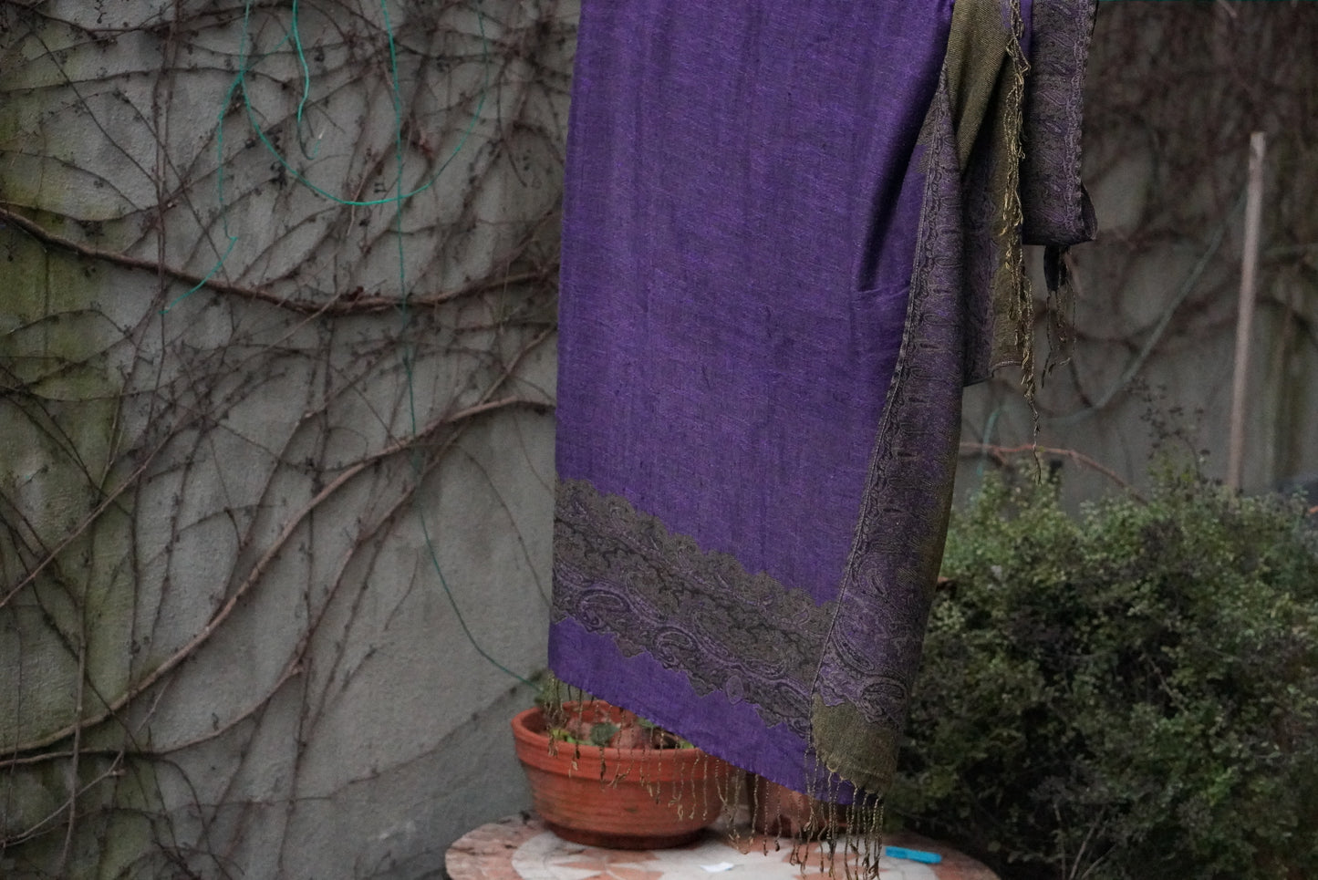 The Reversible Paisley Jacquard Stole - Violet & Moss