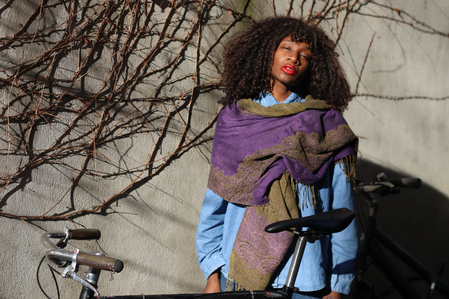 The Reversible Paisley Jacquard Stole - Violet & Moss