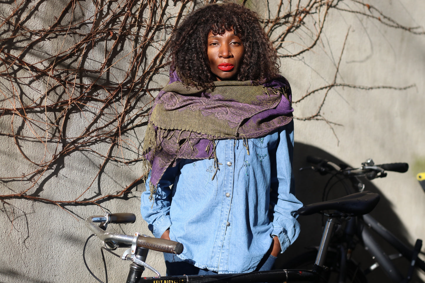 The Reversible Paisley Jacquard Stole - Violet & Moss