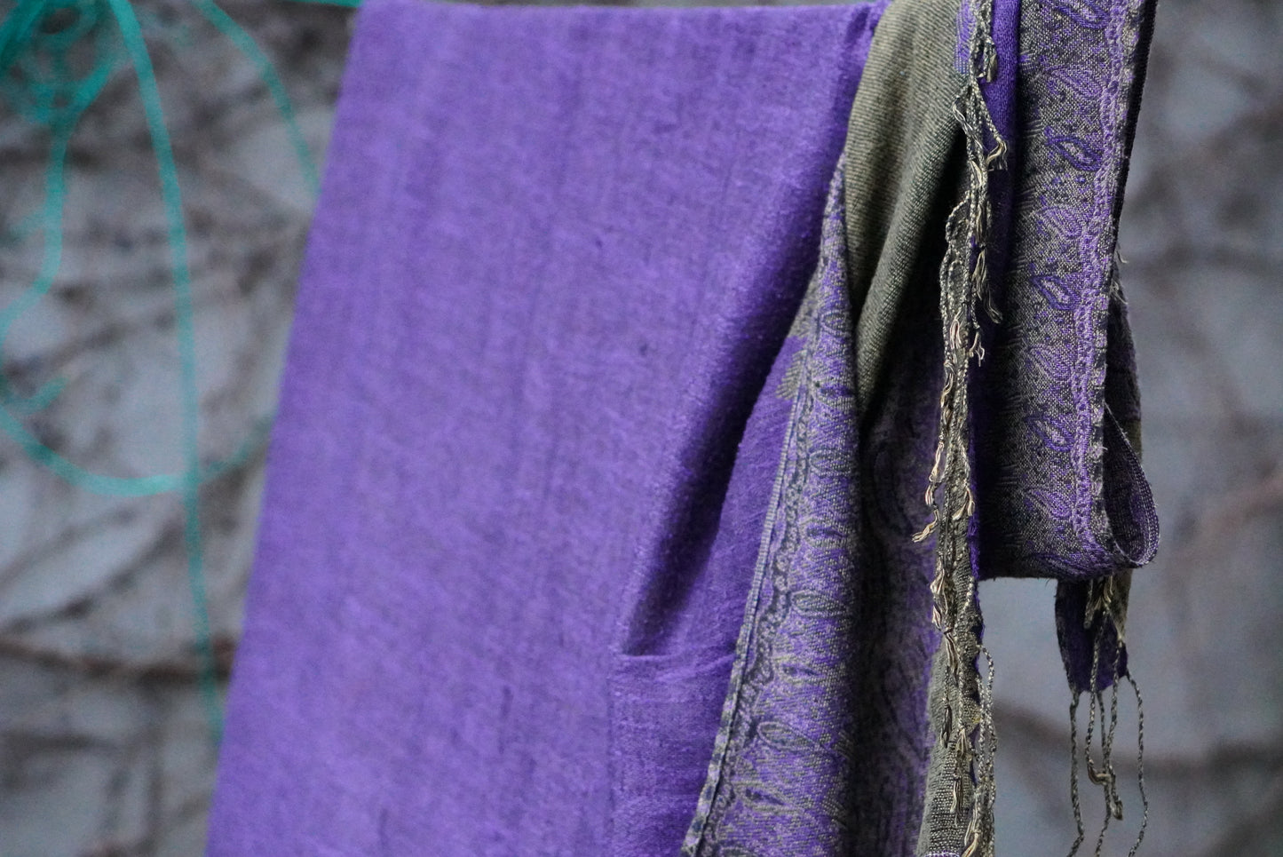 The Reversible Paisley Jacquard Stole - Violet & Moss