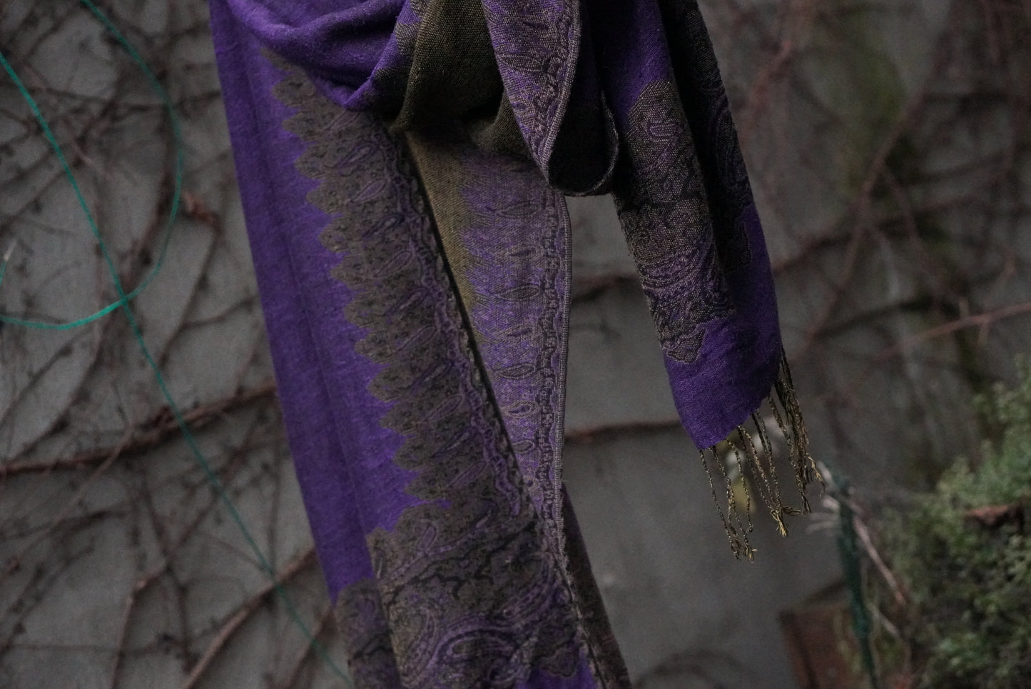 The Reversible Paisley Jacquard Stole - Violet & Moss