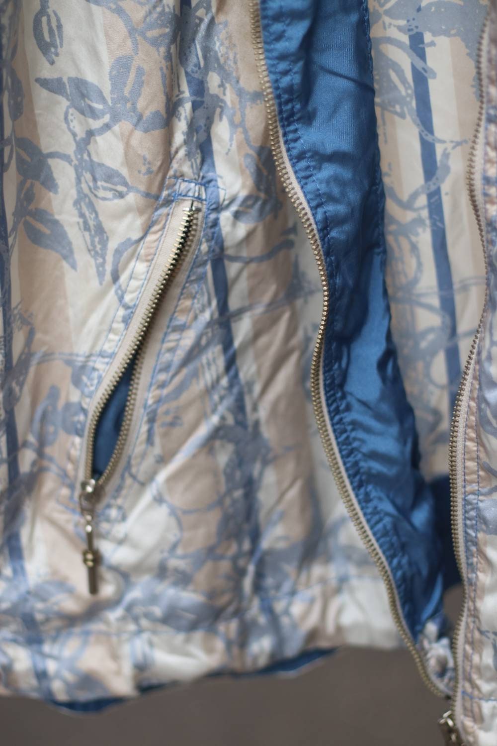 Vintage 90s light blue L.O.G.O sportswear windbreaker size small to medium. Streetstyle. Urban cool