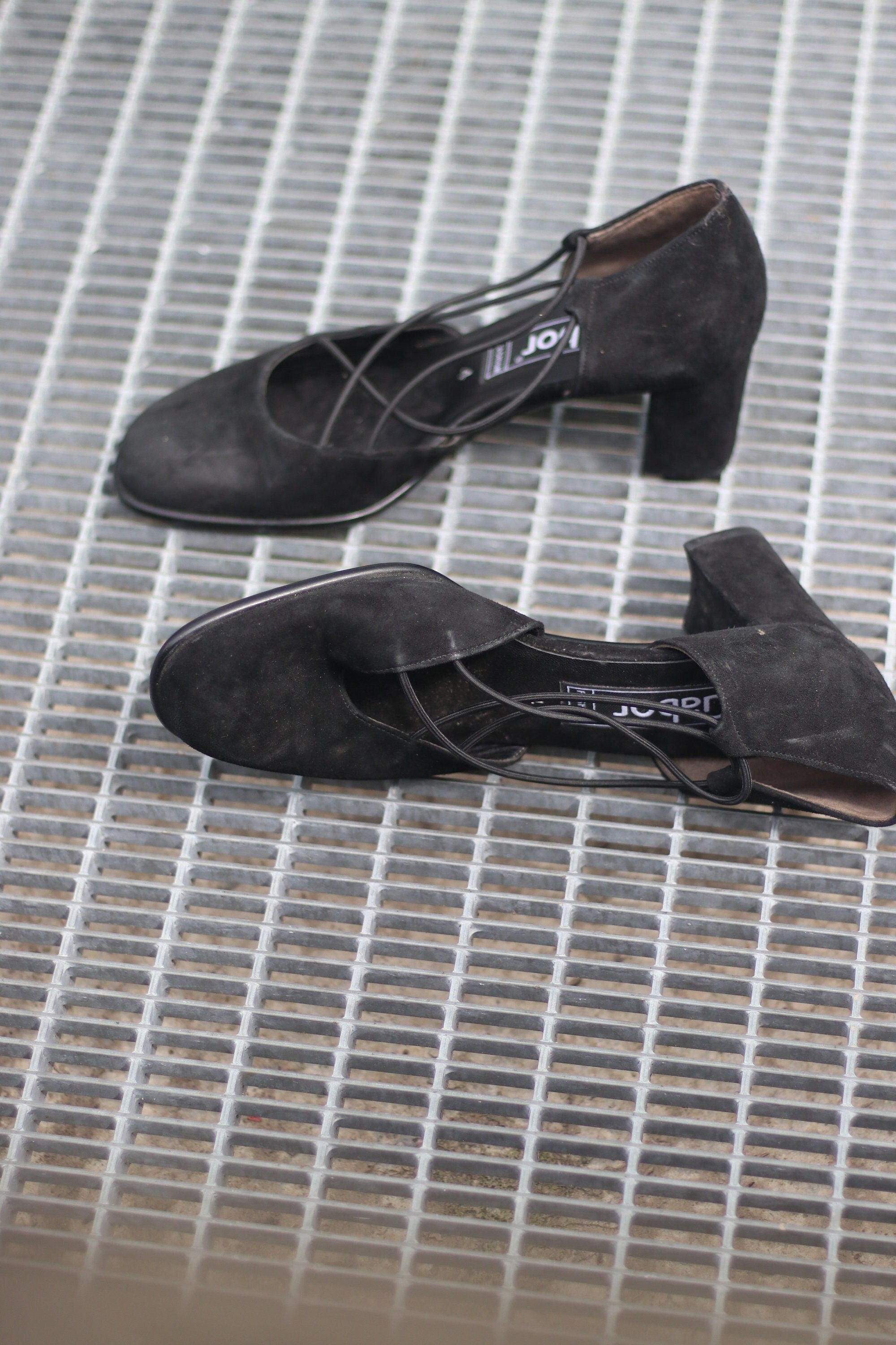 90s Gabor Suede Heels with Criss Cross Details Vintage Classic Chic Elegant Black Block Heel Shoes Capsule Wardrobe Minimalist Workwear
