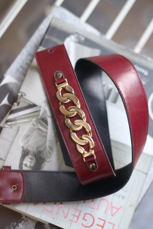 Vintage red belt with gold-colored buckle detail 70s statement retro belt