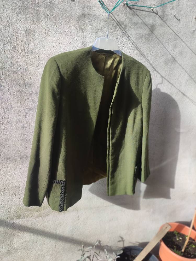 Vintage blazer with statement embroidered details | Collarless Green Spring Blazer|