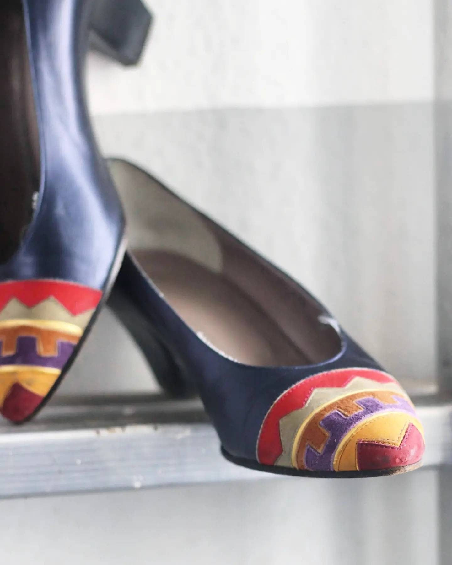 Vintage Blue pumps with statement Ethno details 80s heels with abstract print details