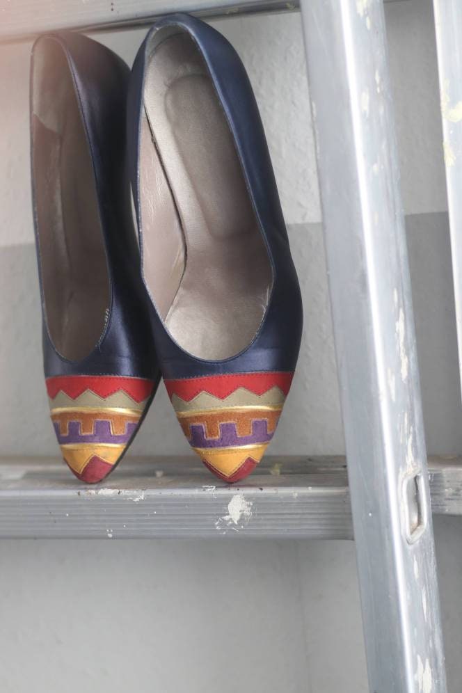Vintage Blue pumps with statement Ethno details 80s heels with abstract print details