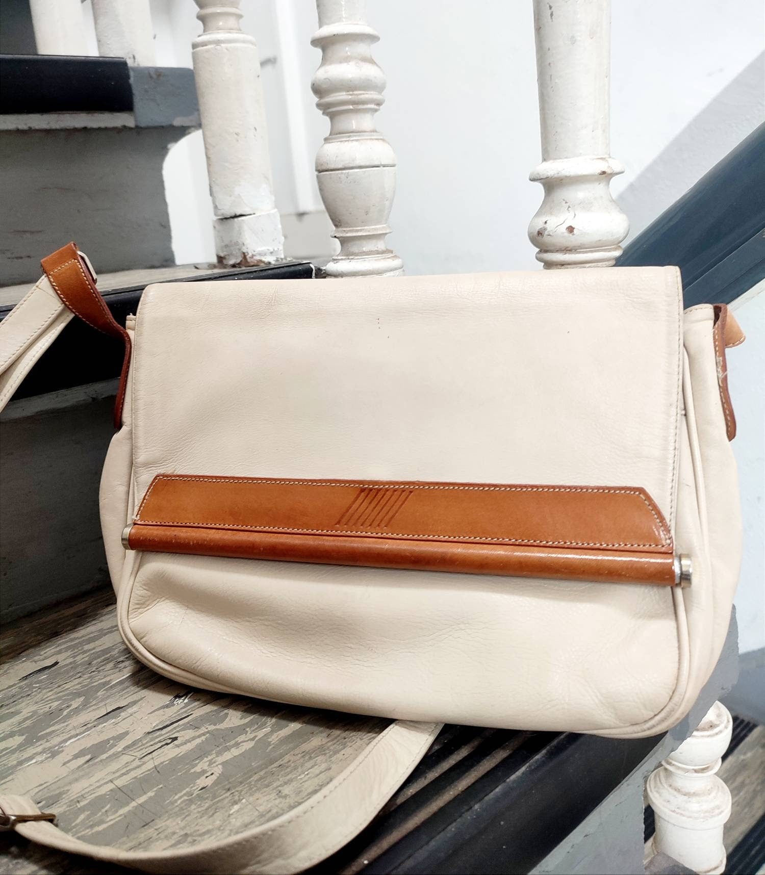 70s leather bag with wooden details| Vintage Minimalist cream and brown shoulderbag
