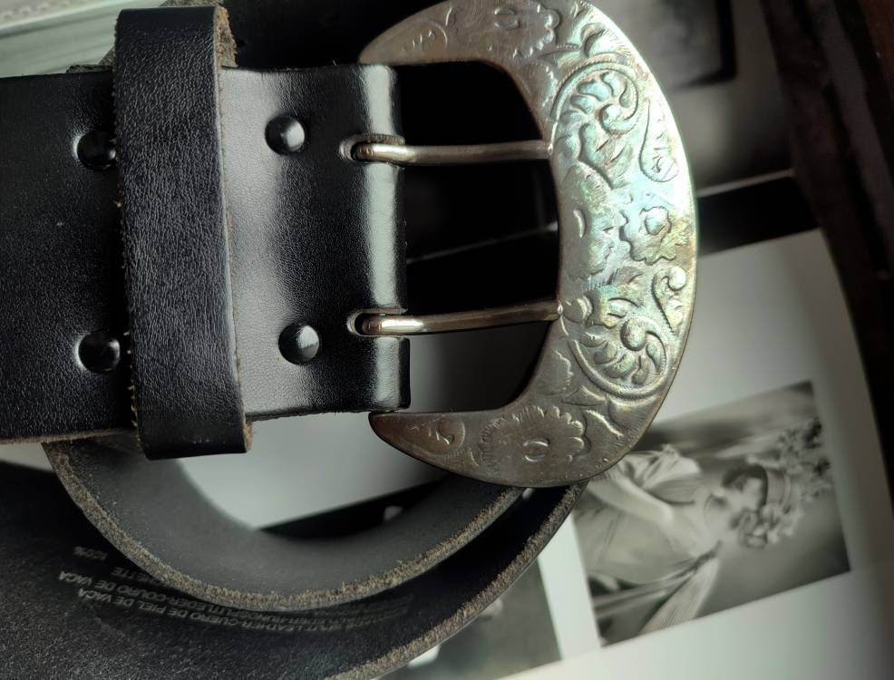 Vintage Canda for C&A leather belt with silver-colored buckle | 90s black belt with ornate floral buckle bohemian chic