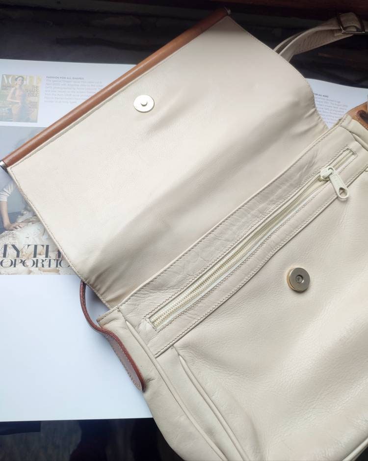70s leather bag with wooden details| Vintage Minimalist cream and brown shoulderbag