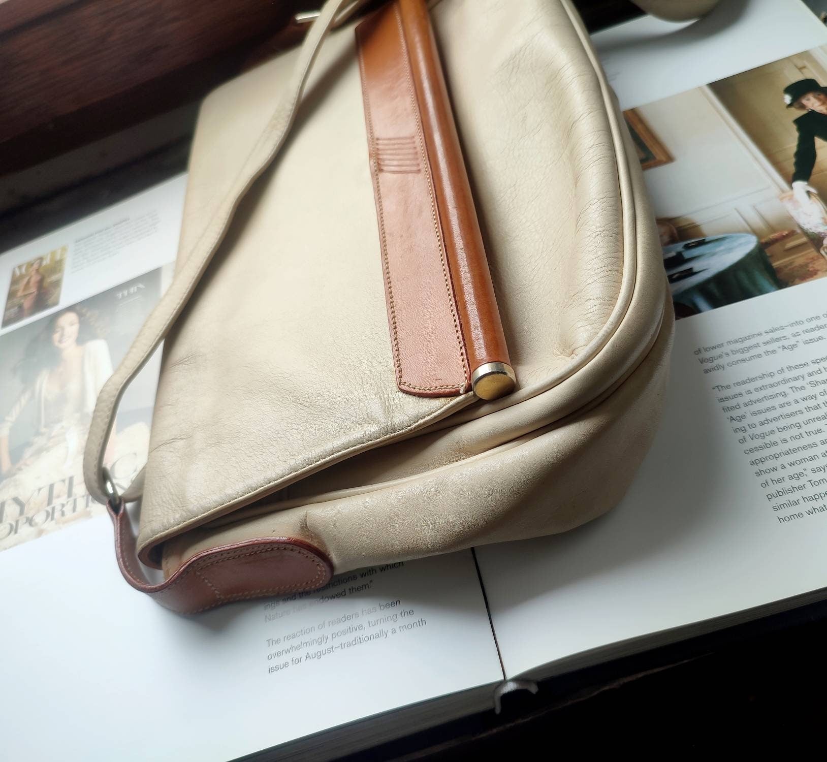 70s leather bag with wooden details| Vintage Minimalist cream and brown shoulderbag