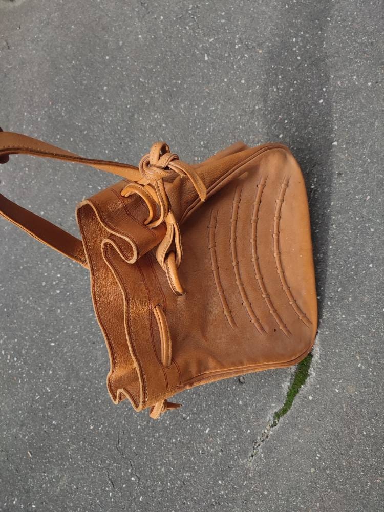 70s Leather bag with statement handle | Vintage Brown carry all with pleated details|  Minimalist Shoulderbag for Capsule Wardrobe