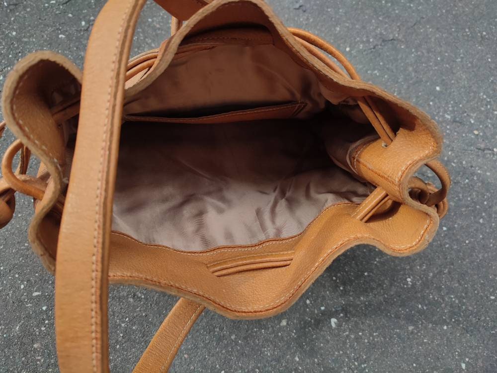 70s Leather bag with statement handle | Vintage Brown carry all with pleated details|  Minimalist Shoulderbag for Capsule Wardrobe