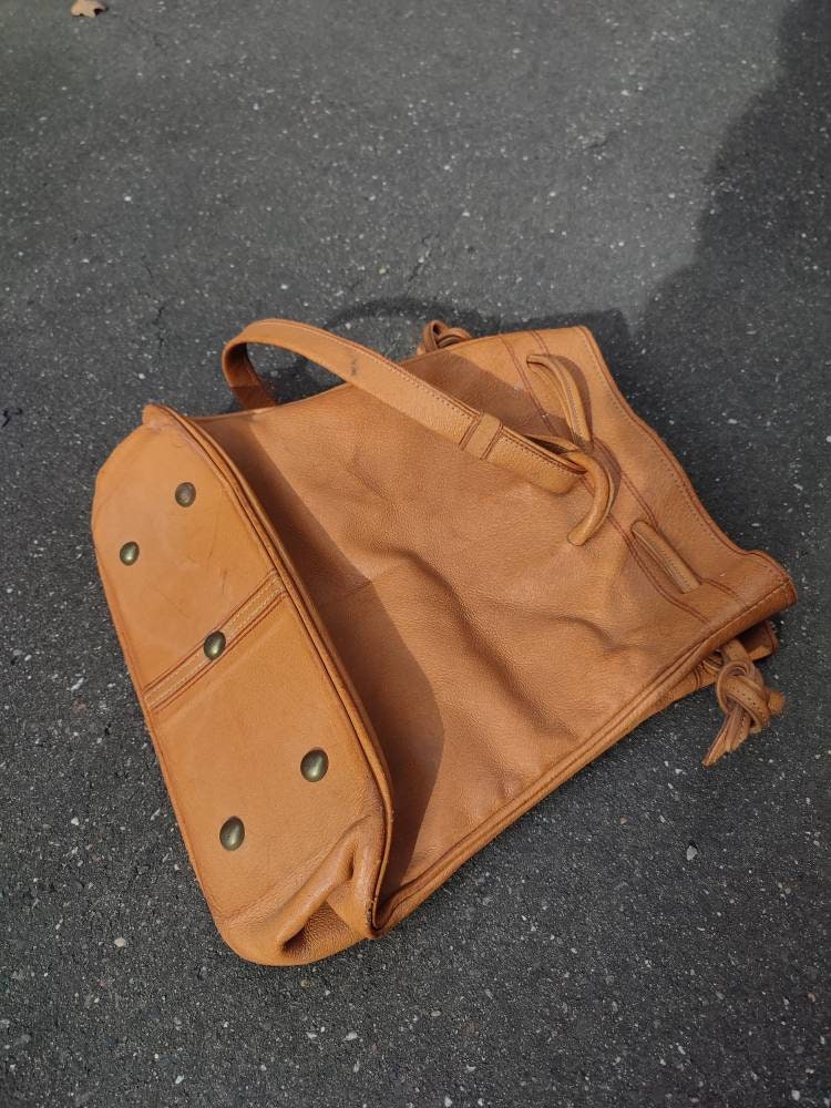 70s Leather bag with statement handle | Vintage Brown carry all with pleated details|  Minimalist Shoulderbag for Capsule Wardrobe