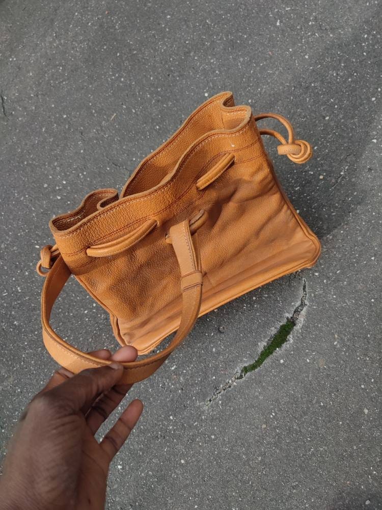 70s Leather bag with statement handle | Vintage Brown carry all with pleated details|  Minimalist Shoulderbag for Capsule Wardrobe