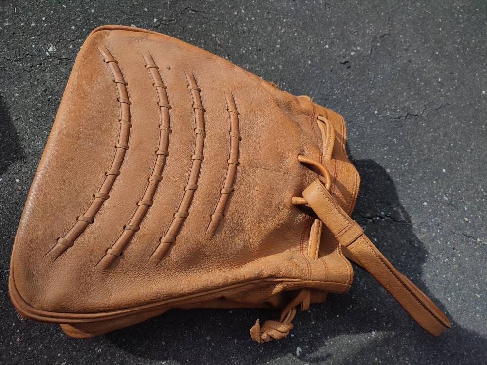70s Leather bag with statement handle | Vintage Brown carry all with pleated details|  Minimalist Shoulderbag for Capsule Wardrobe
