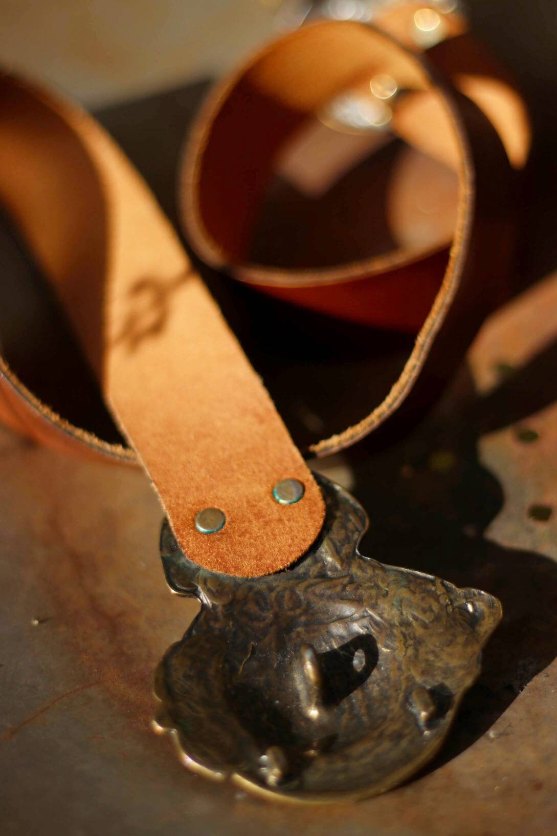70s Brown leather belt with statement bronze colored buckle| Vintage western-inspired belt